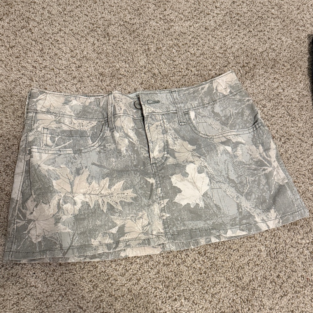 Hollister Gray and Cream Leaf Print Mini Skirt